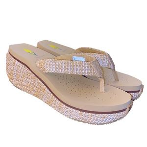 Like new SZ 8 Volatile Island Sandals